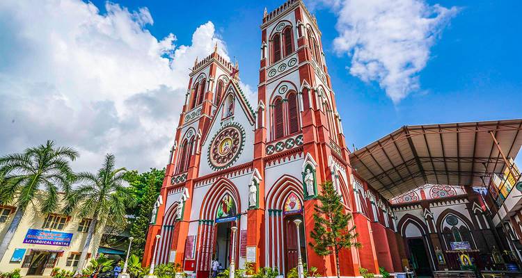 Une façade de cathédrale grandiose au style architectural gothique.