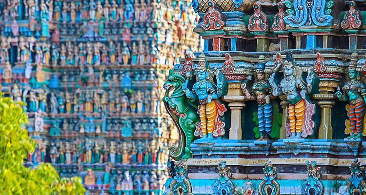 Sculptures détaillées sur une tour de temple, évocatrices de l'architecture dravidienne.