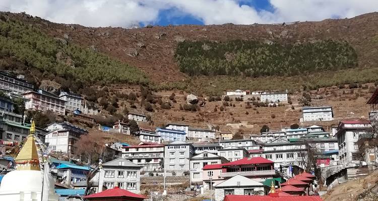 Bergdorf mit vielen bunten Häusern.