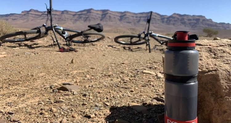 Vue de bord de route de vélos posés sur un sol désertique aride.