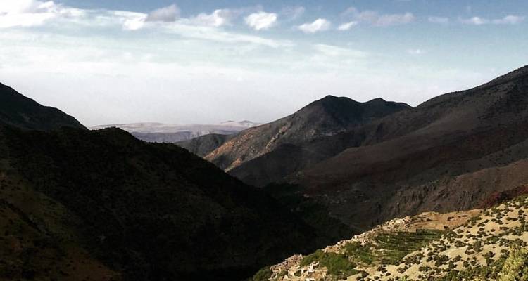 Sombres montagnes rocheuses sous un ciel nuageux.