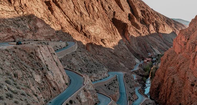 Route sinueuse dans un canyon rocheux escarpé.