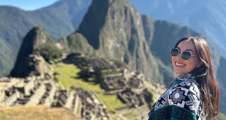 Mujer sonriendo with Machu Picchu de fondo.