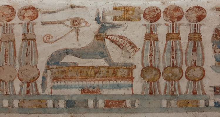 Oud-Egyptische muurschildering met een dierenfiguur en symbolen.