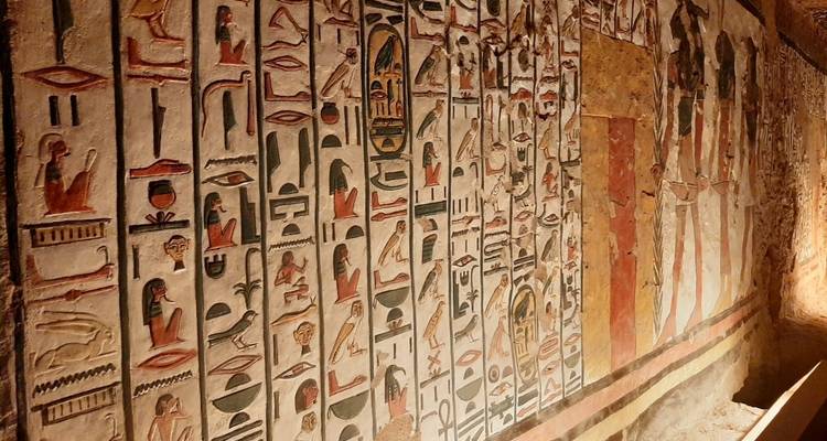 Muur van hiëroglieven uit het oude Egypte, met kleurrijke illustraties.