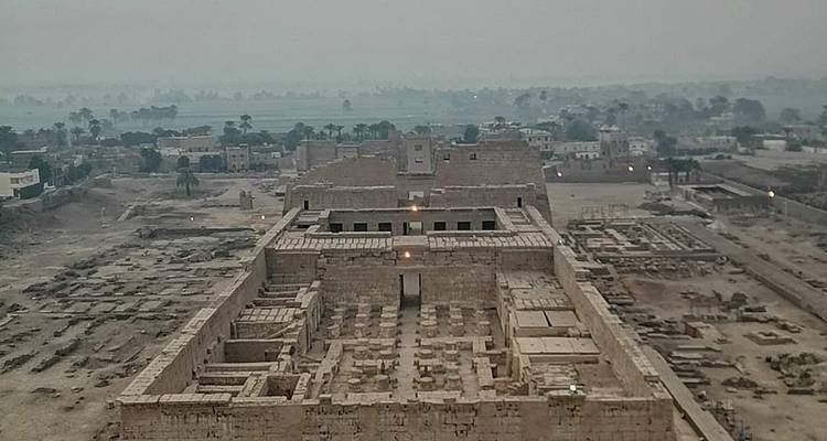 Luchtfoto van oude tempelruïnes omringd door moderne nederzettingen.