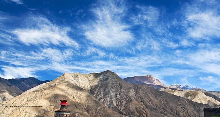 Heller Himmel über nepalesischer Berglandschaft.