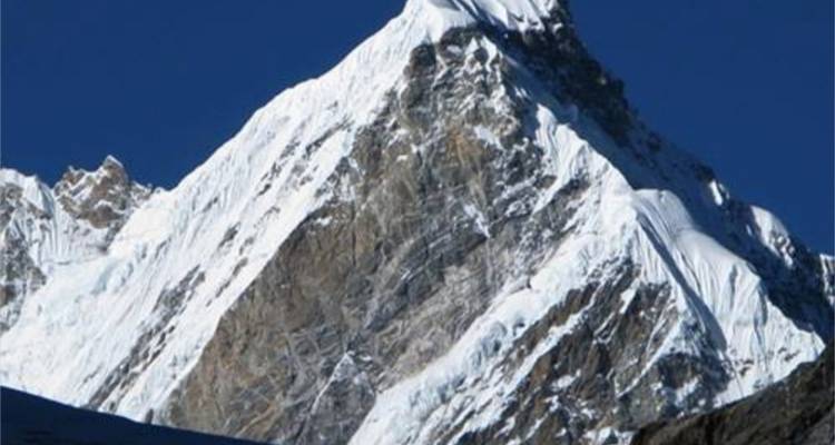 Schneegipfel mit klarem blauem Himmel.