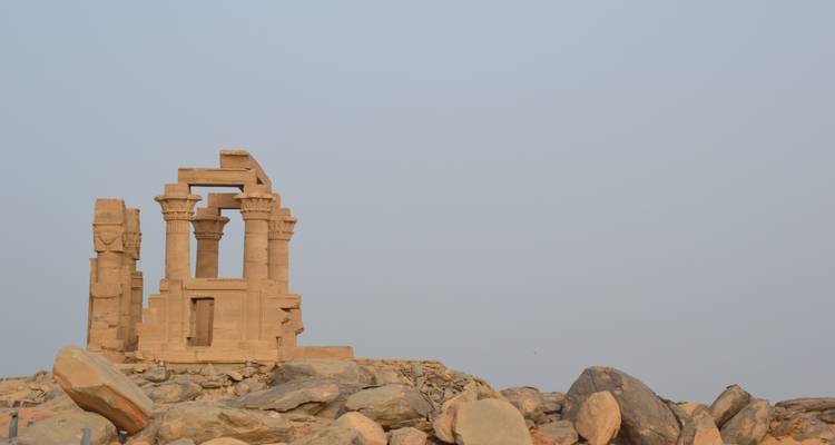 Ruïnes van een oude tempel gelegen op een rotsachtig landschap.