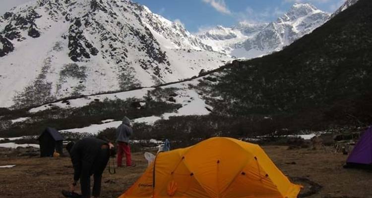 Zelte in einem verschneiten Berggebiet.