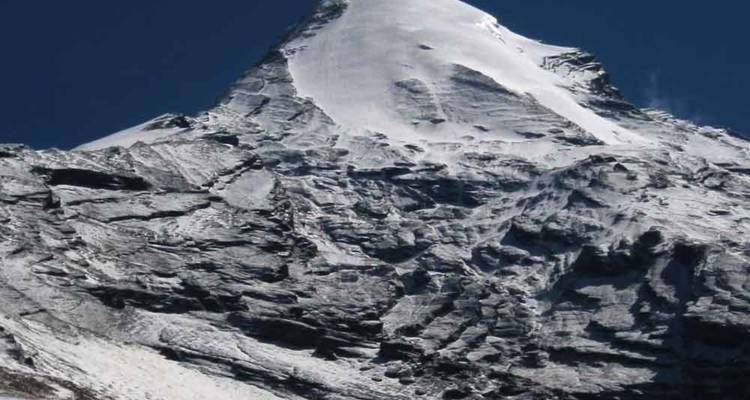 Een close-up beeld van een ruige, met sneeuw bedekte bergtop.