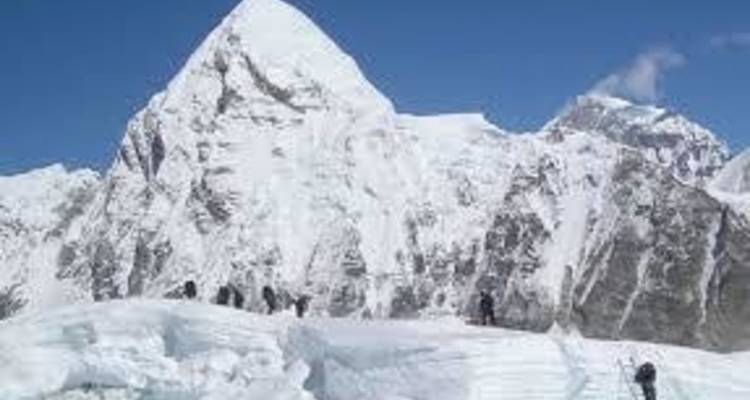 Bergsteiger, die eine verschneite Landschaft im Hochgebirge durchqueren.