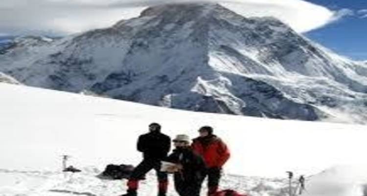 Verschneiter Berg mit Bergsteigern, die einen Moment festhalten.