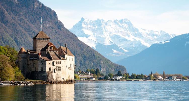 Le Château de Chillon se dresse sur le lac Léman avec les pics alpins enneigés qui se dressent majestueusement derrière.