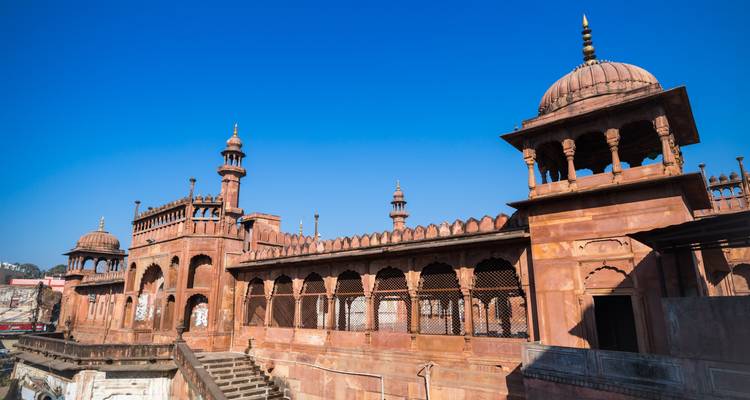Historische Moschee mit Kuppeln und offenem Innenhof.