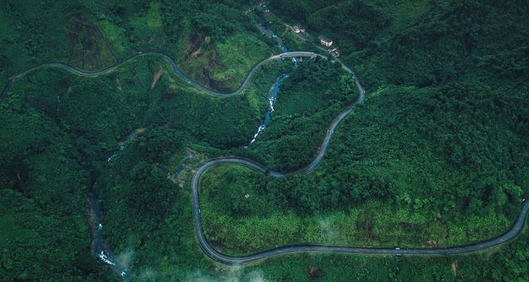 Vista aérea de una carretera serpenteante de montaña.