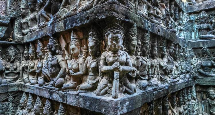 Detaillierte Steinmetzarbeiten an den Wänden einer antiken Struktur.