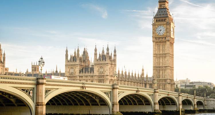 Vue classique de Big Ben et des Chambres du Parlement derrière le pont de Westminster au crépuscule.
