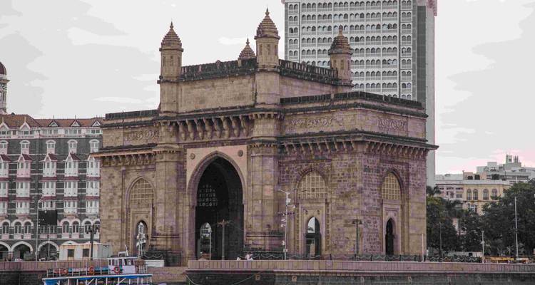 Iconische Gateway of India met aangrenzend modern gebouw.