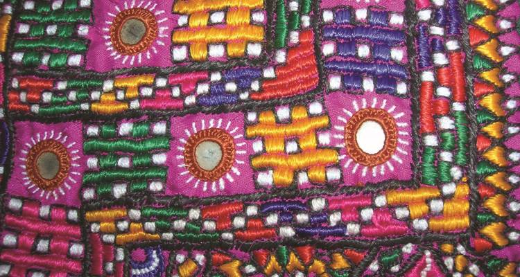 Nahaufnahme von bunten bestickten Stoffmustern.