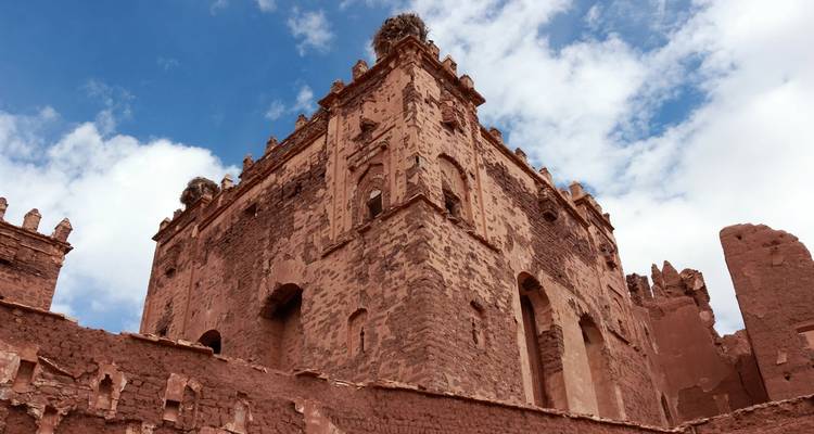 Groot stenen fort met ingewikkelde architectuur onder een blauwe hemel.