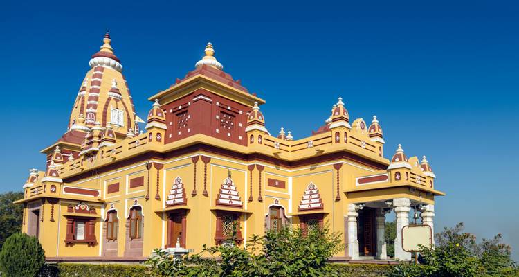 Farbenfroher Tempel mit kunstvollen Schnitzereien.