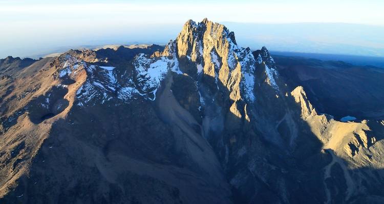 Luchtfoto van een ruige, met sneeuw bedekte bergtop.
