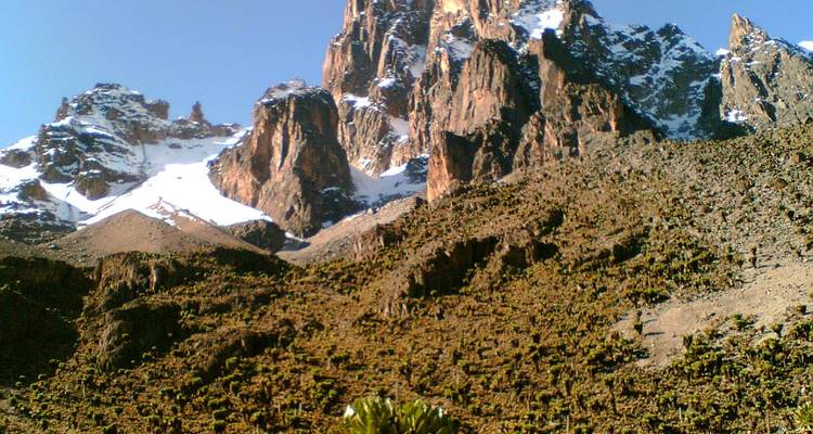 Berglandschap met rotsachtig terrein en sneeuwkappen.