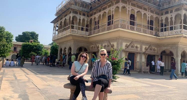 Deux personnes devant un bâtiment historique à Jaipur.