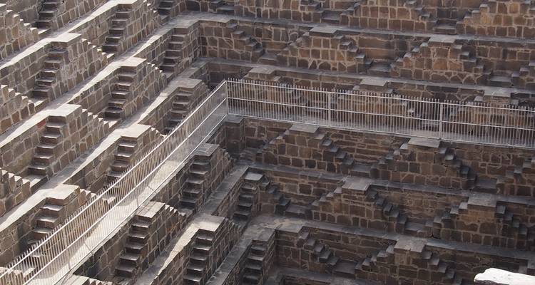 Puits à degrés complexe en maçonnerie de pierre.