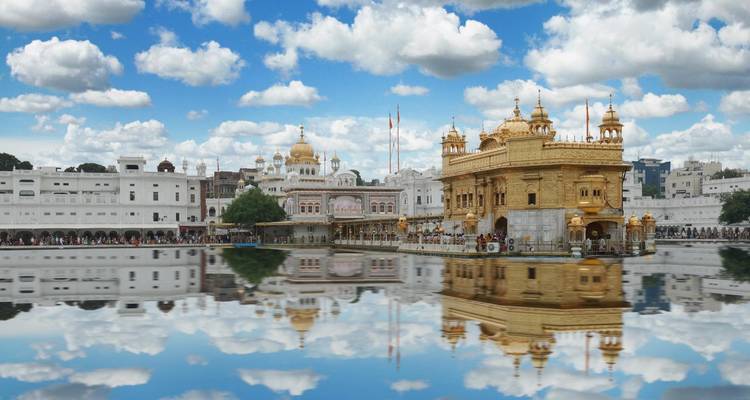 Gouden Tempel, een prominent Sikh monument, weerkaatsend op een heldere dag.