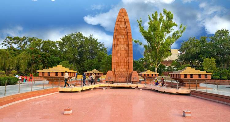 Jallianwala Bagh gedenkteken met mensen die rondlopen.