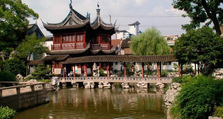 Pavillon traditionnel chinois et pont en zigzag au-dessus du bassin à carpes koï dans le jardin Yuyuan.