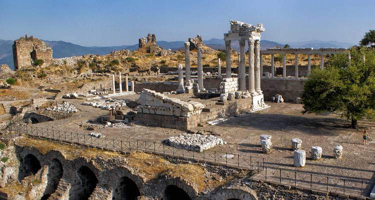 Überblick über antike Stadtruinen bei klarem Himmel.