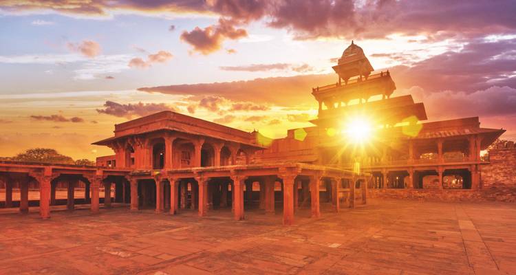 Zonlicht dat door een historische Indiase architectuur straalt.