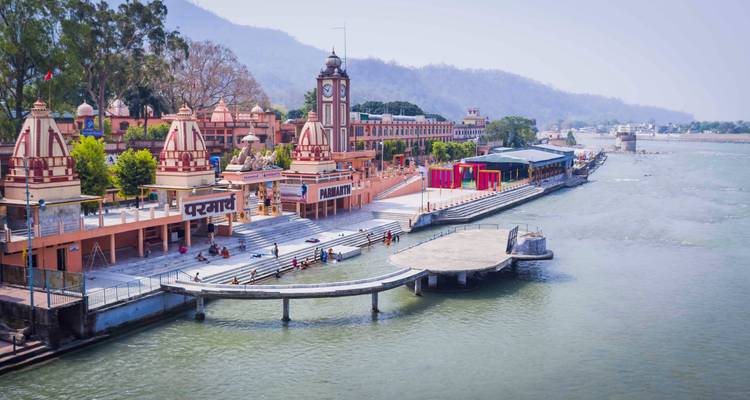 Une vue sur les rives à Haridwar, en Inde, avec des ghâts et une tour d'horloge distinctive.