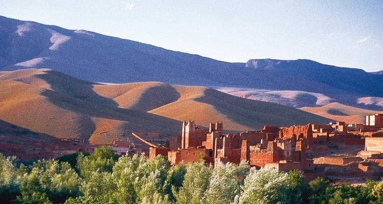 Historische Lehmziegel-Kasbah vor Bergkulisse