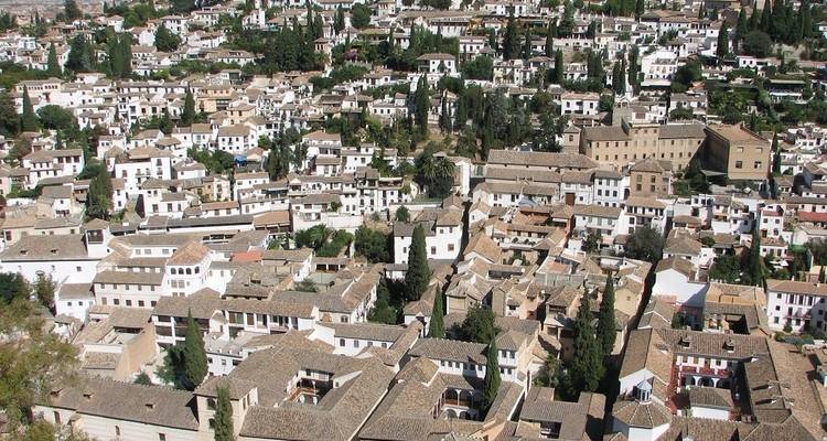 Une vue aérienne de bâtiments historiques densément serrés.