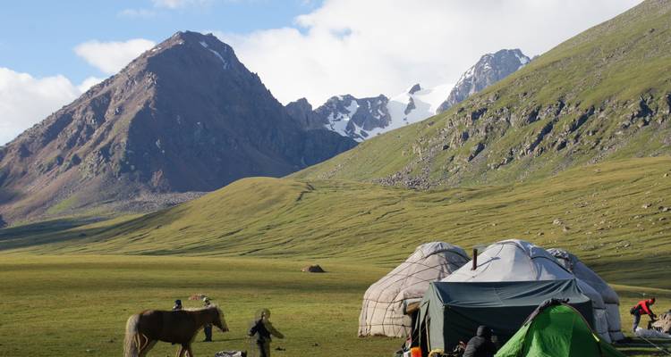 Yurtas, casas de familia y paisajes asombrosos en Kirguistán - Steppe and sky travel 7