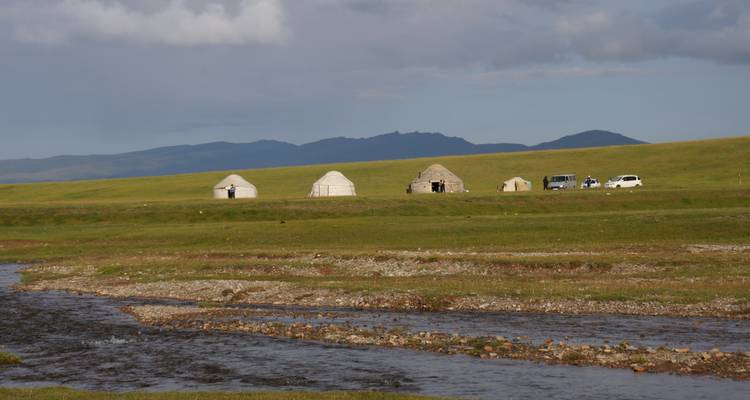 Yurtas, casas de familia y paisajes asombrosos en Kirguistán - Steppe and sky travel 9