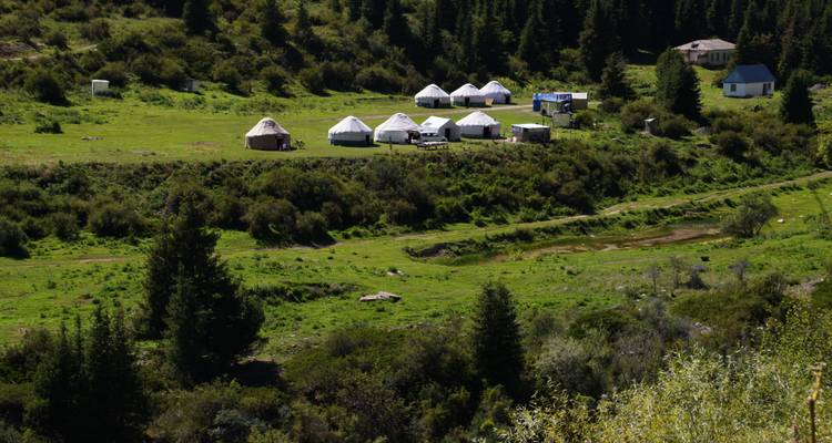 Yurtas, casas de familia y paisajes asombrosos en Kirguistán - Steppe and sky travel 10