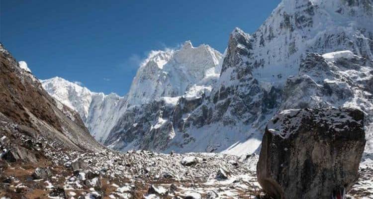 Een met sneeuw bedekte bergpas met ruig terrein.