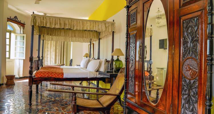 Chambre d'hôtel élégante avec mobilier vintage.