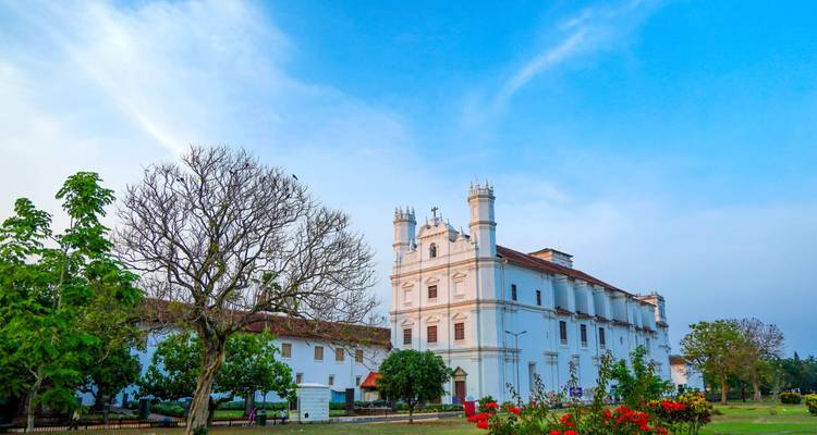 Bâtiment historique blanc avec un ciel bleu dégagé.