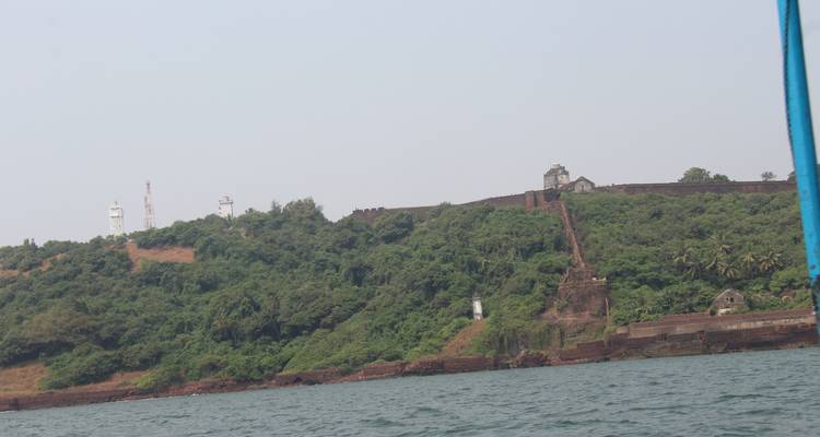 Mur fortifié avec verdure.