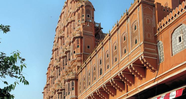 Seitenansicht des Hawa Mahal mit seiner ikonischen Fassade.