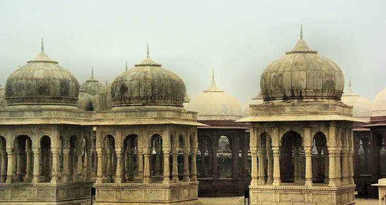 Kuppelbauten in einer archäologischen Stätte.