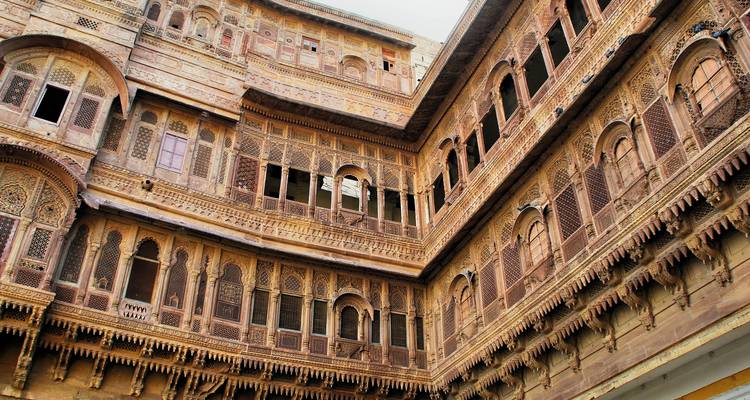 Innenhof einer historischen Festung mit kunstvollen Schnitzereien.