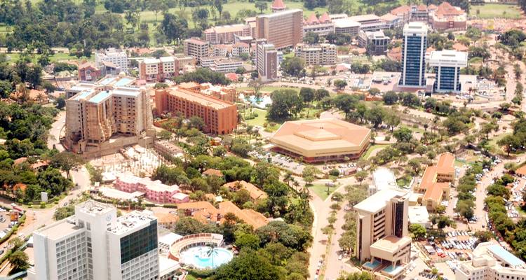 Luftaufnahme einer Stadt mit mehreren Gebäuden und Grünflächen.
