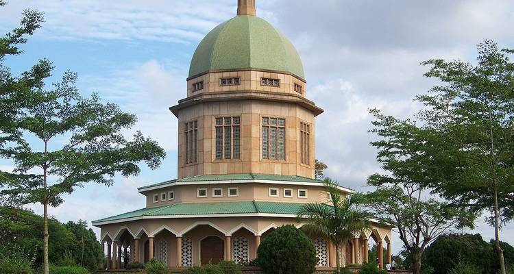 Ein historisches Gebäude mit einer Kuppel, umgeben von Grün.